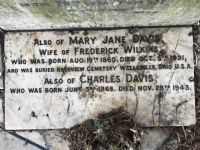 Davis and Wilkins grave ©capewell